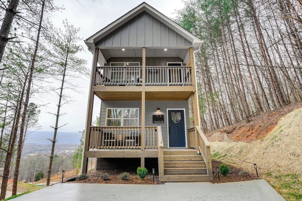 Ideal Location & Mountain Views: Chattanooga Home!