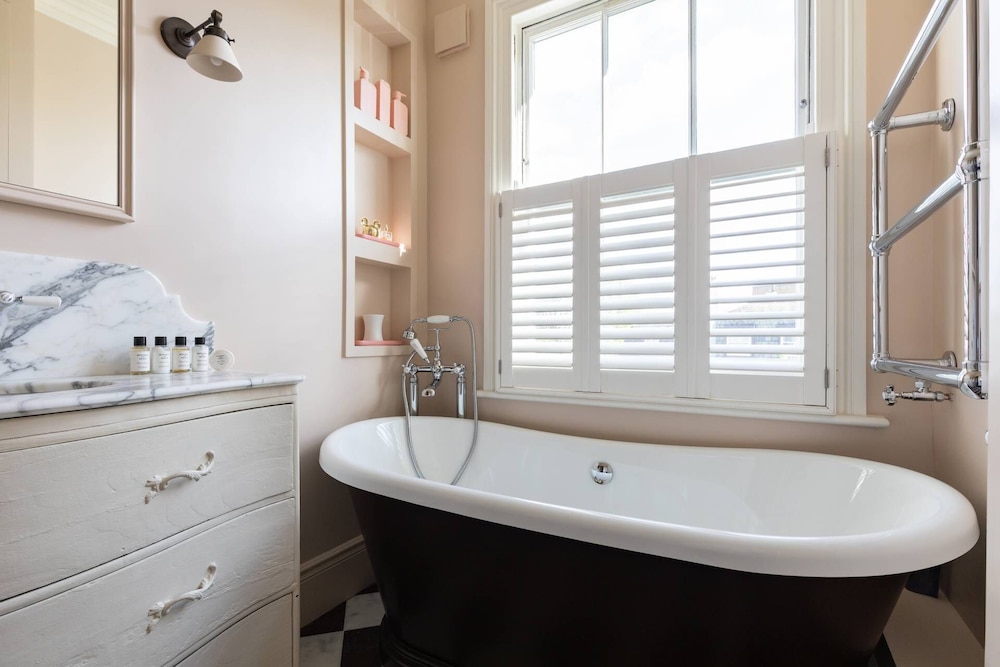 Warwick Gardens II by Onefinestay