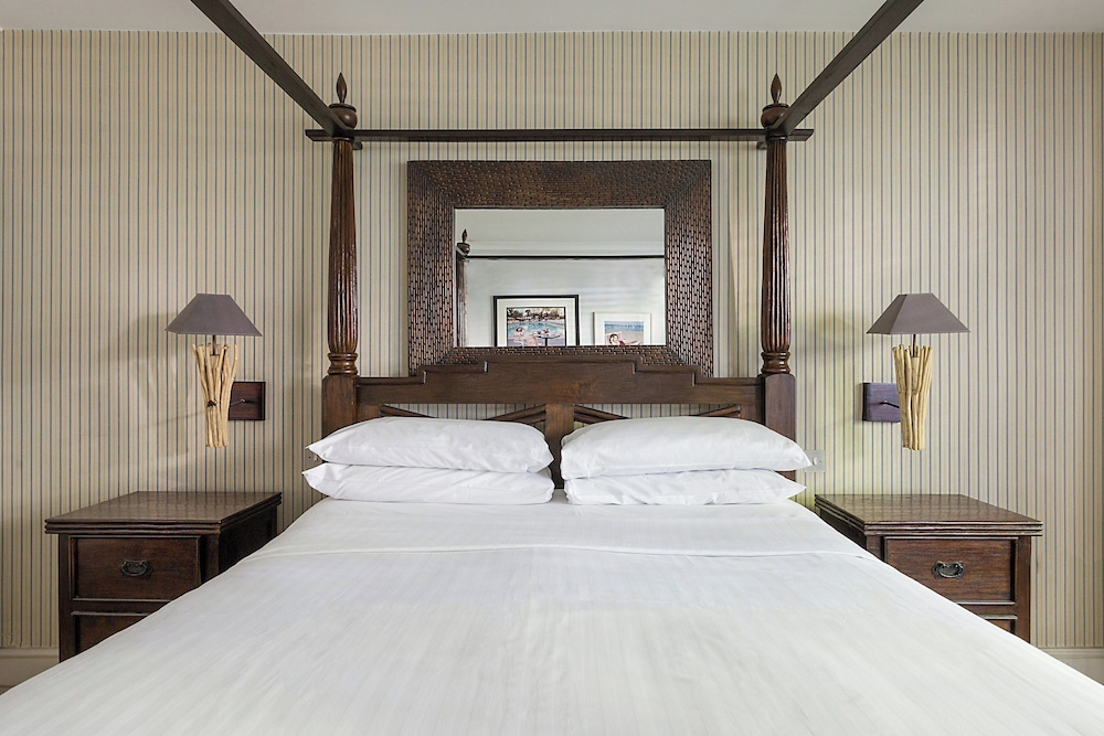 Holland Park Avenue VII by Onefinestay