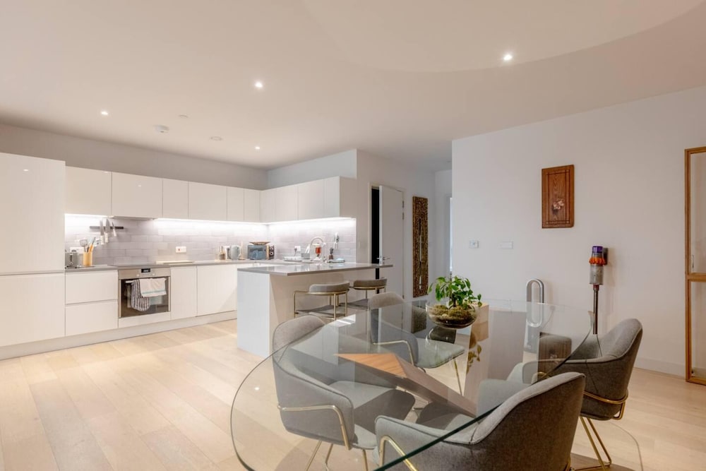 Charm & Convenience 3 Bed Near Excel London