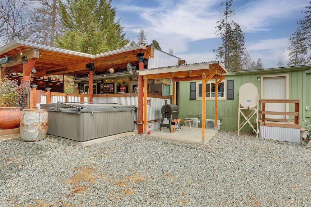 < 10 Mi to Trinity River: Family Home w/ Hot Tub!