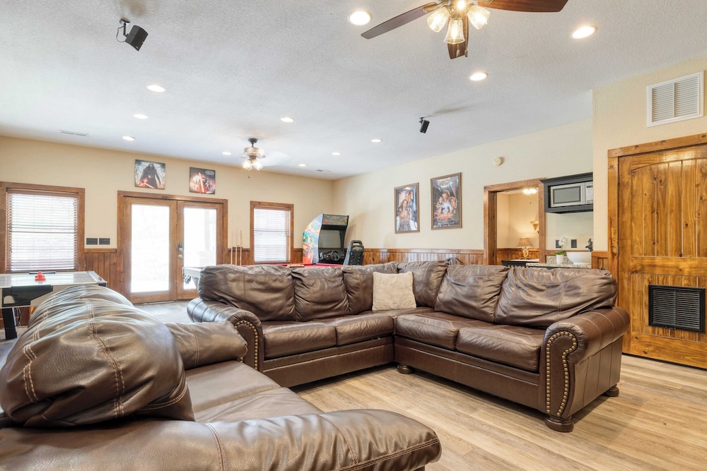 Luxury Cabin Sleeps 19 Game Room, Hot Tub Dollywood Alpine Mountain Lodge