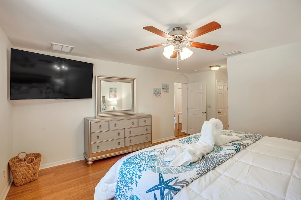 Game Room & Hot Tub: Easy Cape Coral Adventures