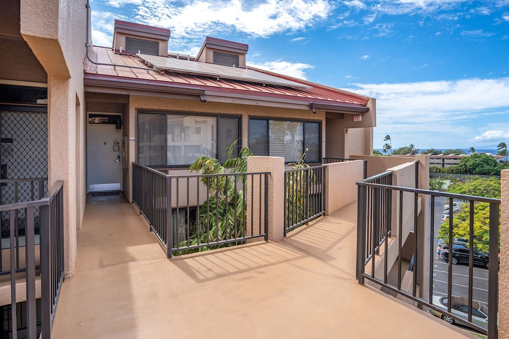 Kamaole Sands 3-406 - Modern Kitchen, Large Lanai, Enclosed Private MB, Split AC