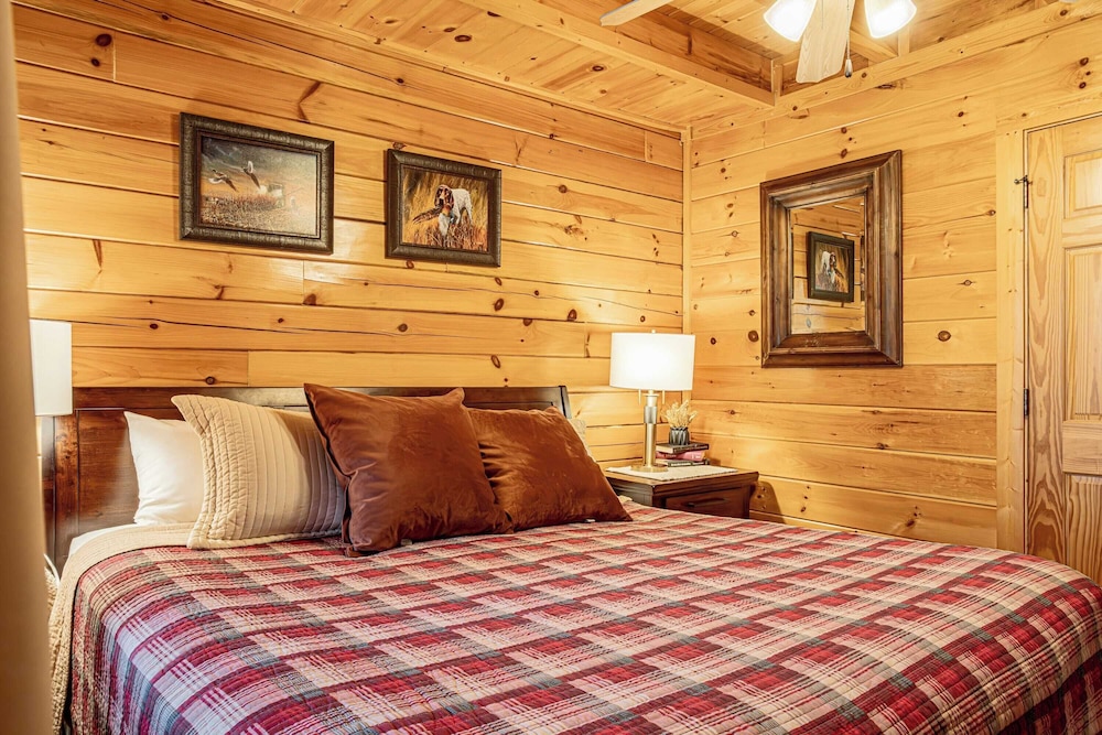 Bear Creek Way by Avantstay Hot Tub, Game Room, Air Hockey, Near Dollywood & Smoky Trails