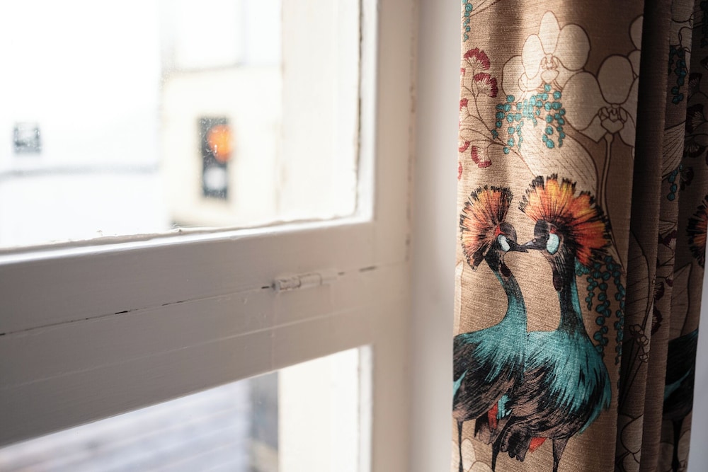 Gorgeous 1 BD in Central Cheltenham