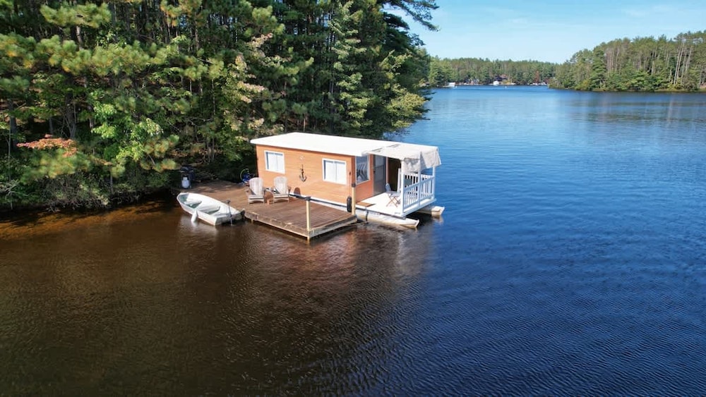 Island Waterfront w Pontoon Boat Hottub Dogs Lv