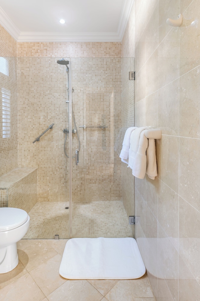 Waterfalls - 6 bed Peaceful and Secure Luxury