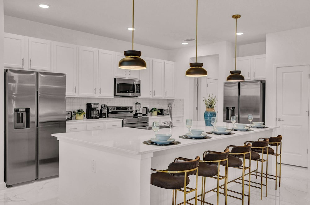 Upstay Epic 15br Mansion for Big Groups Near Parks