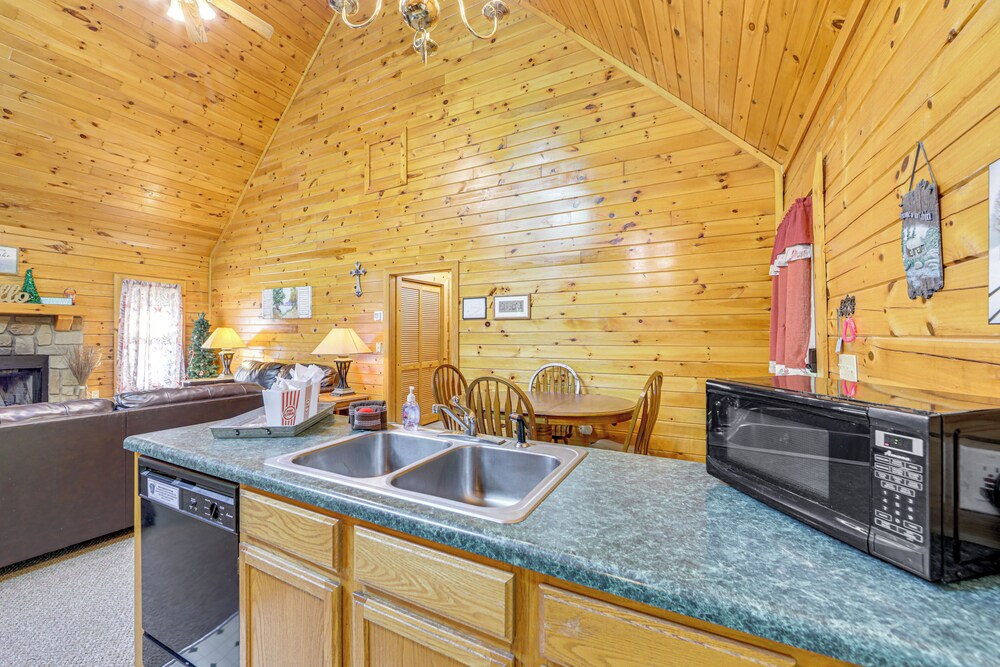 Smokies Cabin on Douglas Lake w/ Resort Pool