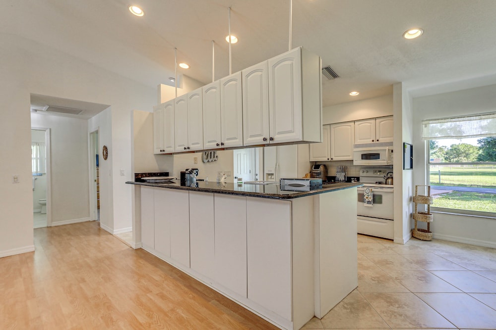 Sunny Sarasota Stay: Screened Pool + Pet Friendly
