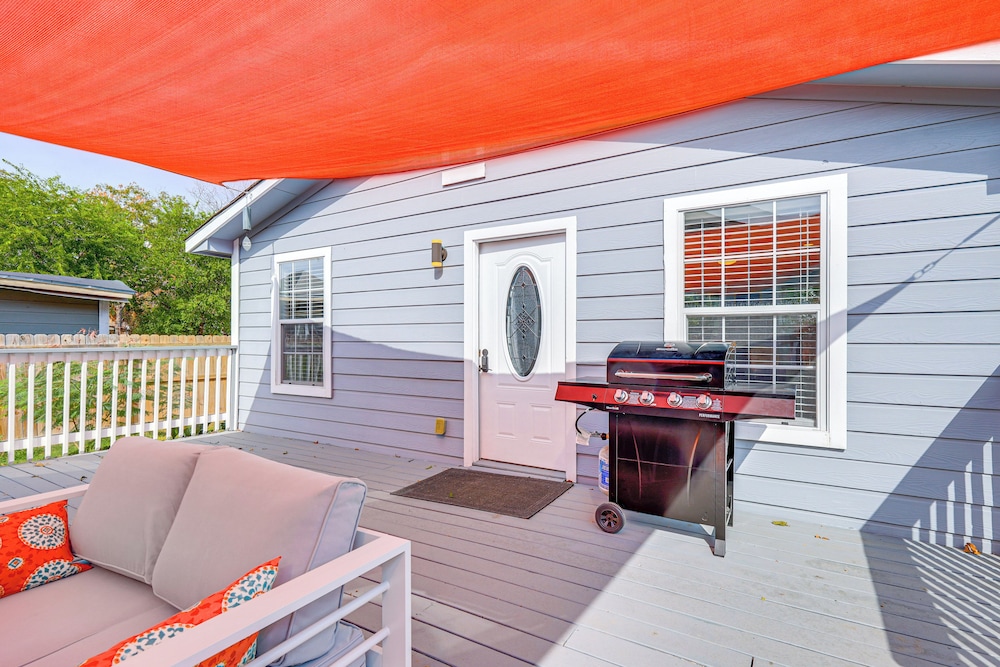 3 Mi to Dtwn: Cozy San Antonio Home w/ Casita!