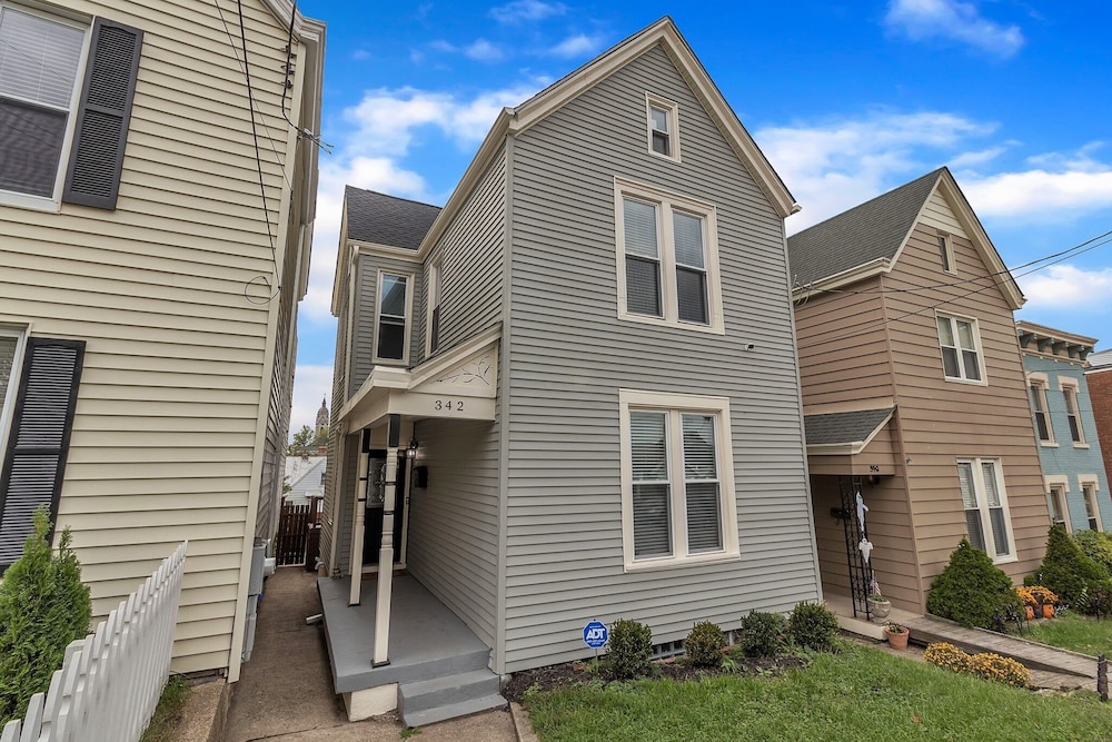 Recently Renovated Home In The Heart Of Bellevue! 2 Bedroom Home by RedAwning view 2