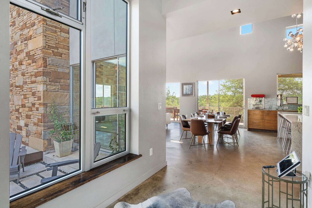 Luxury 4BR Hilltop Retreat Hot Tub & Scenic Views