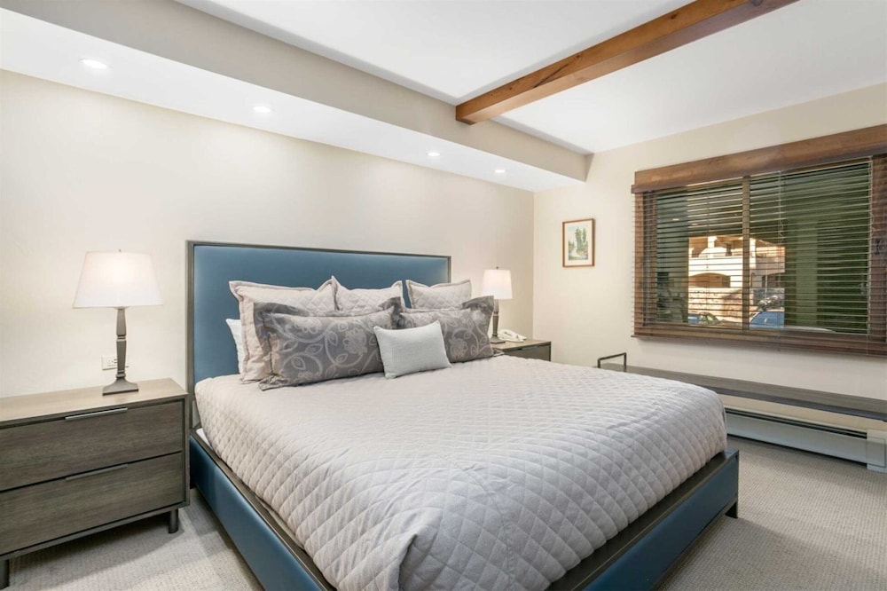 Convenient 2BR Condo in Lionshead Village w/ Pool, hot tub & More!