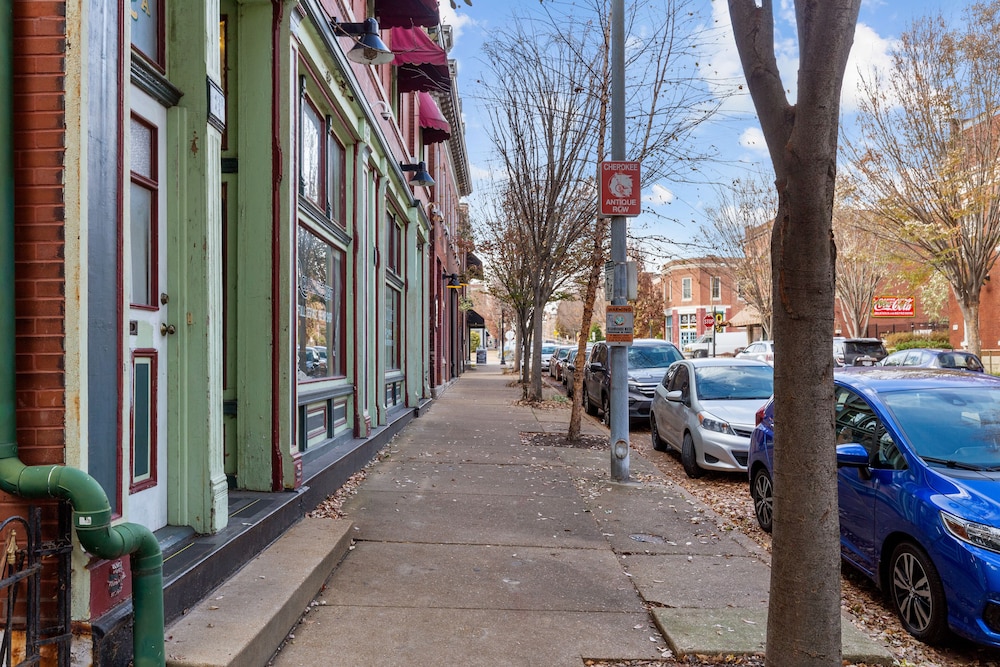 Charming Studio on Cherokee Street - JZ Vacation Rentals view 3