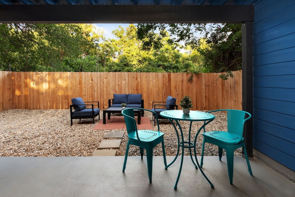 Posh & Serene 2BR w Private Patio