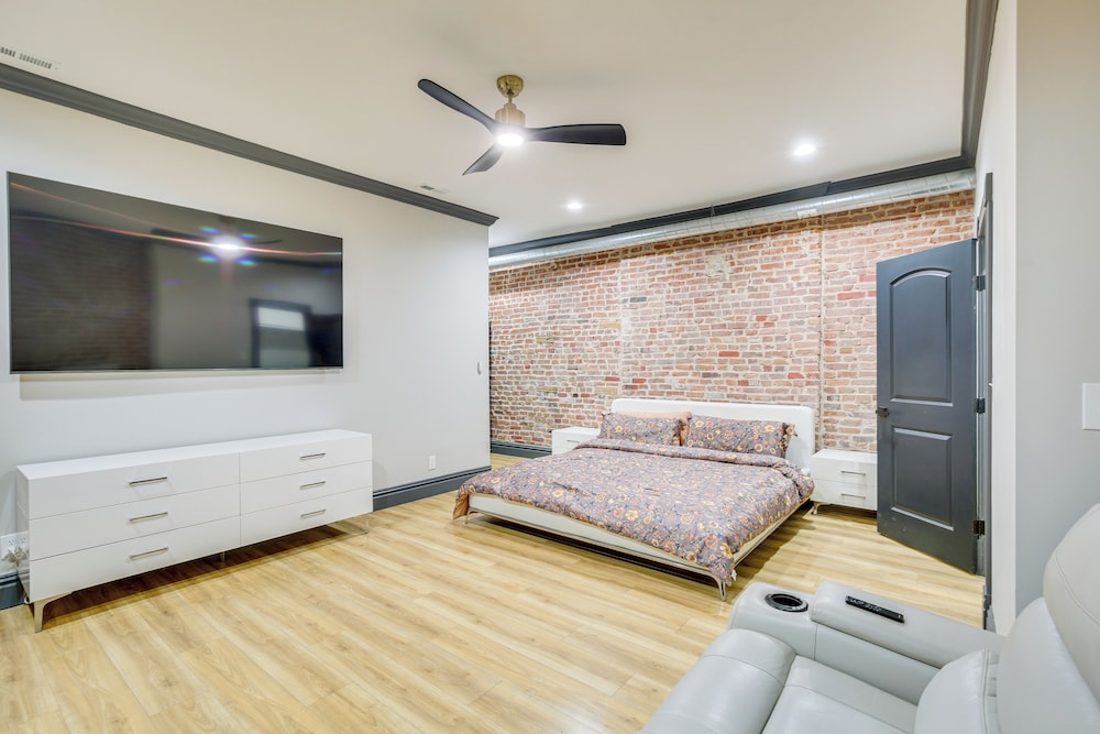 Walk to Gravois Park: 'nice Home' w/ Garage