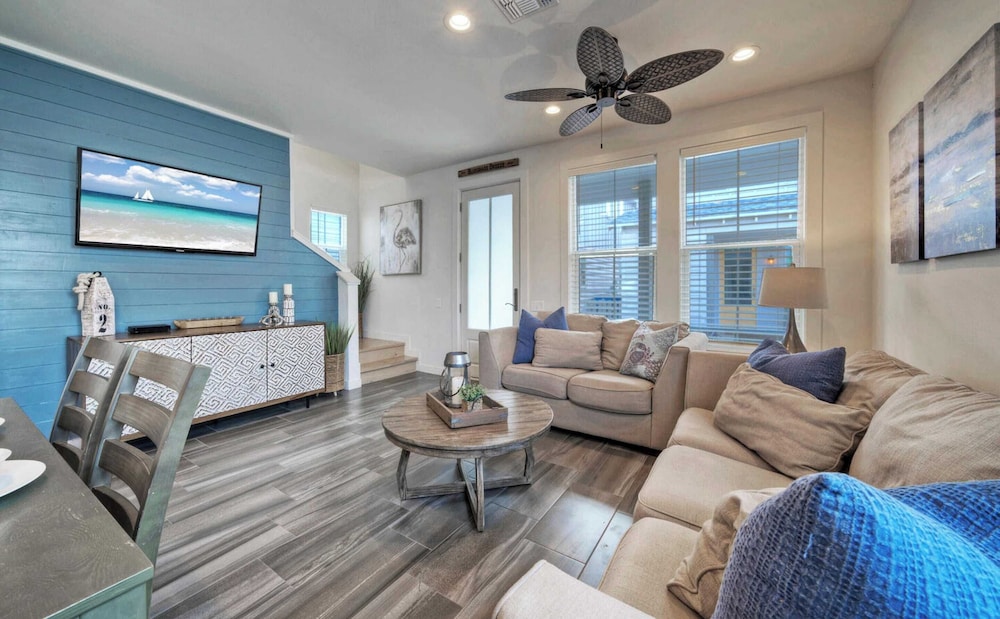 2 Homes in Old Town by Avantstay Sleeps 19, Pool, Newly Built Walk to Eats, Music, & More