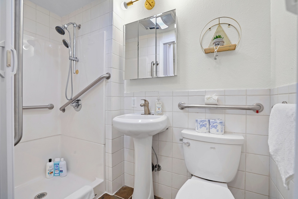 Spacious 5BR Retreat 8 Beds Beach & Golf