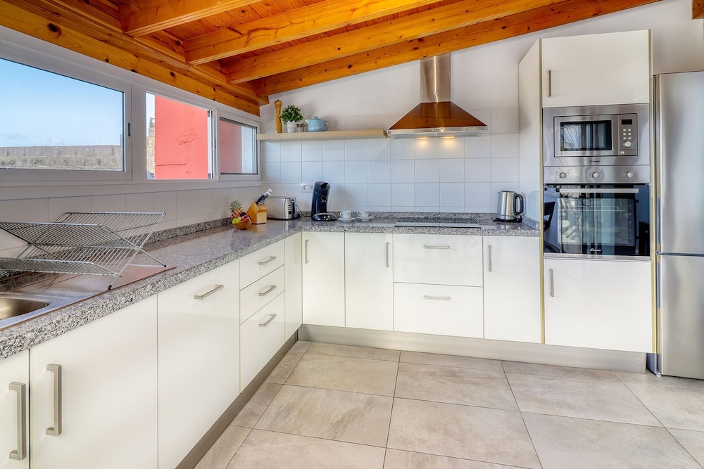 Spacious Terrace House w Ocean View 100m to the Beach