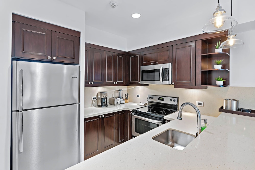 Luxury Condo with Panoramic Ocean Views, Sparkling Infinity Pool, and Modern Open-Concept Design
