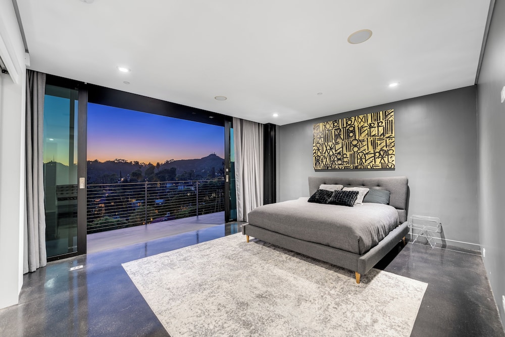 Glass Mansion - Chic Glass Villa in LA Hills With Views, Style & Serenity