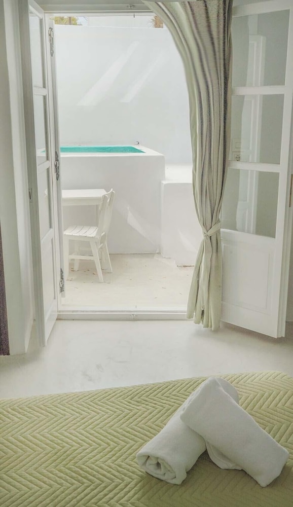 Loukas & Emma Eco Houses
