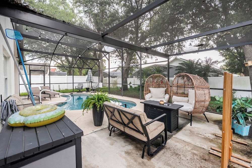 Bright Queen BR + Pool Retreat Near Disney