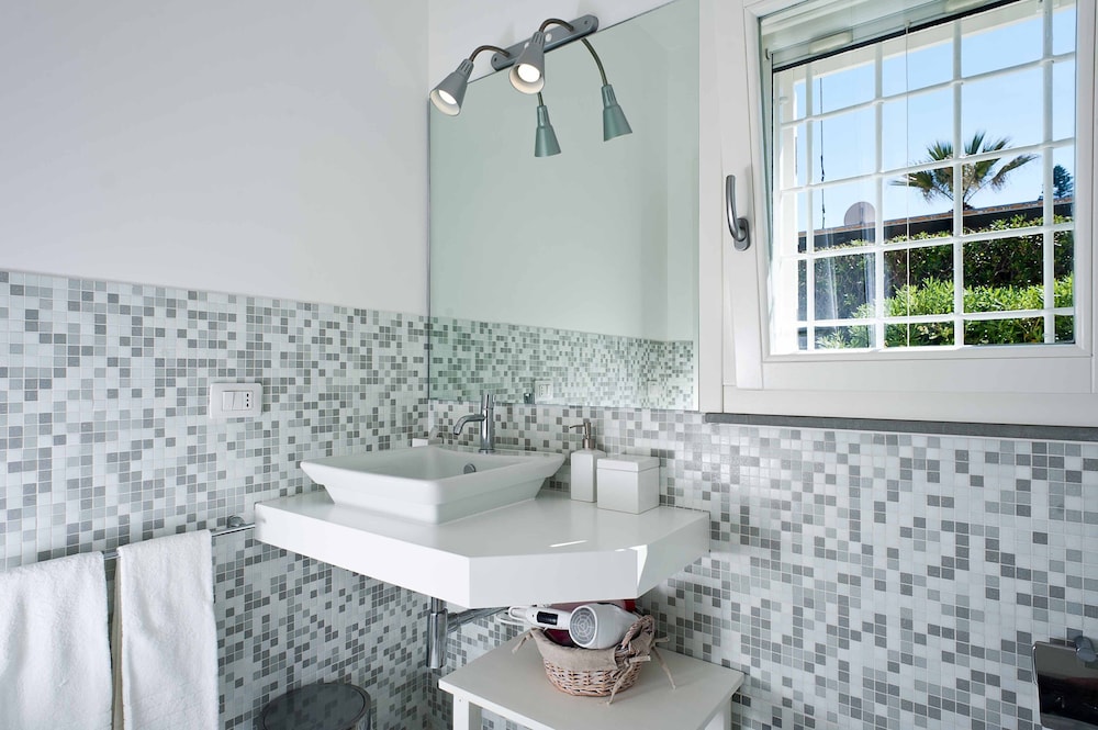 Casa Blu en Syracuse — bathroom