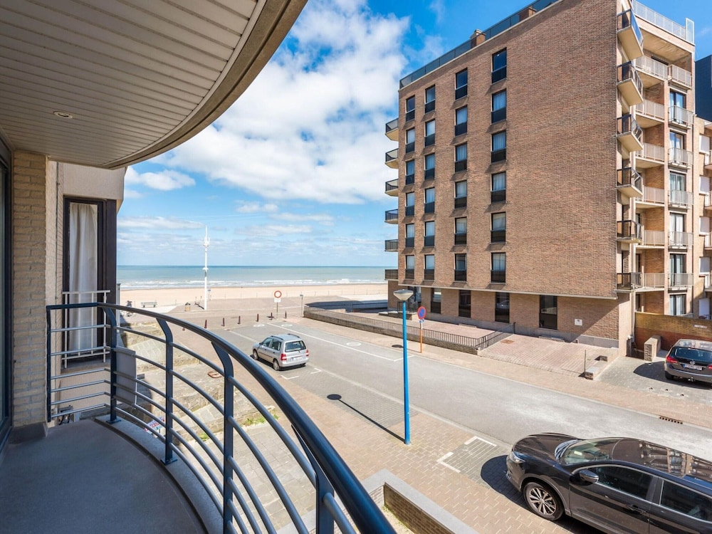 Apartment Near Seawall With sea View