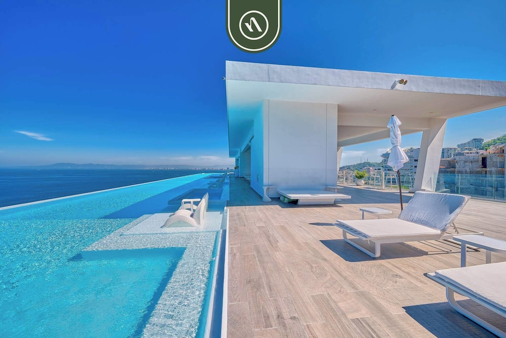 Oceanview Luxury Condo - Private Beach - Rooftpop