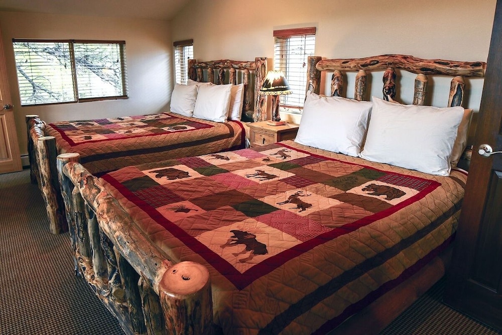 Lazy R Cottages: 16a 2 Bedroom Cabin view 3