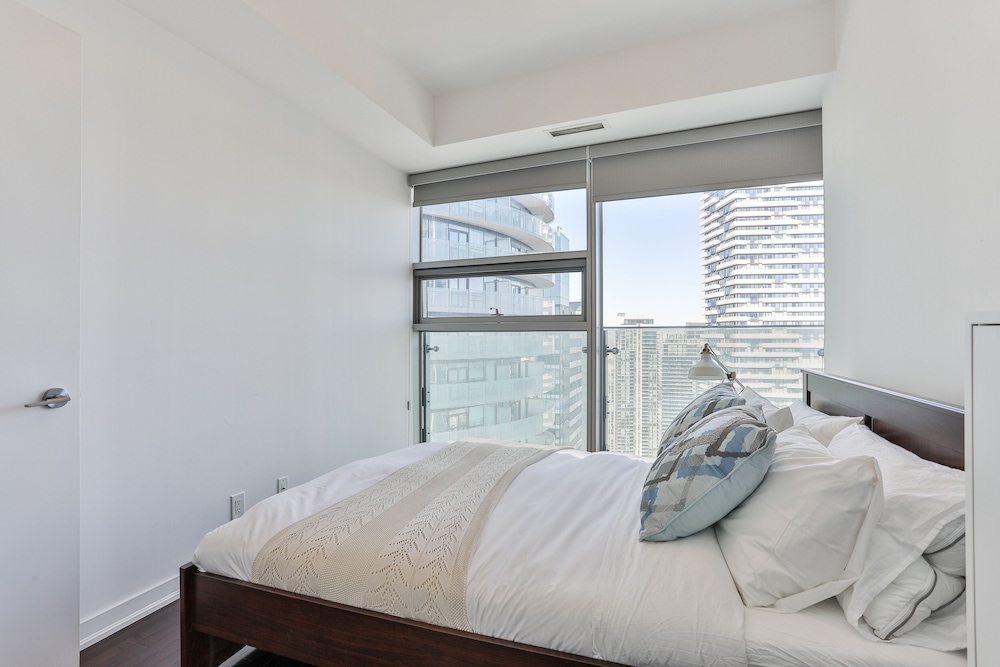 Brilliant High-Rise 2 Bed and Parking - Image 2