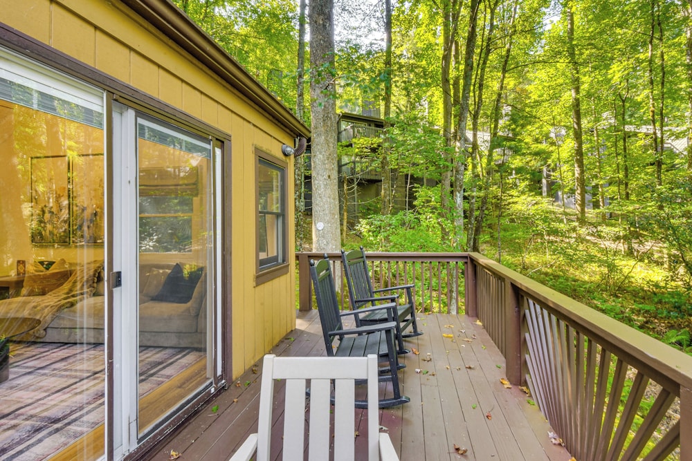 Newly Renovated: Pet-friendly Sapphire Retreat!
