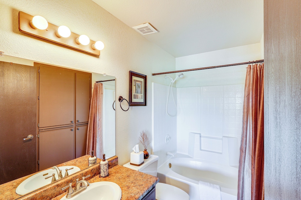 London Bridge Views: Havasu Condo on Golf Course