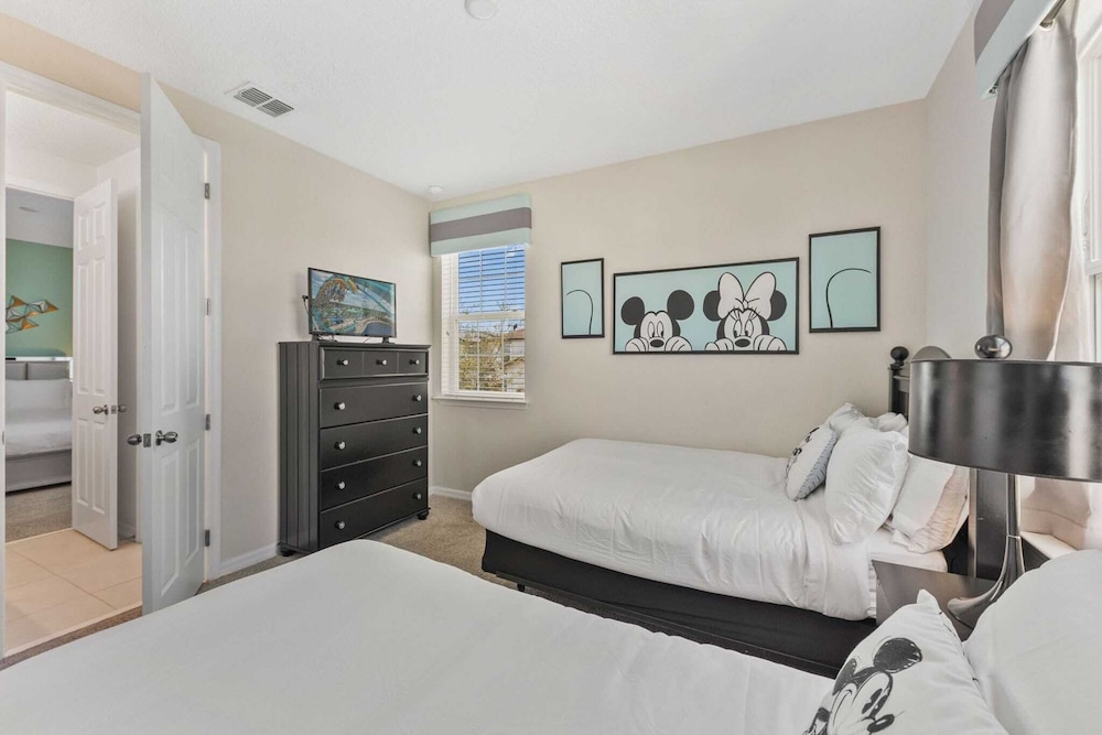 Minutes to Disney Parks + Universal Sleeps 21 w/ Pool, Hot Tub, Game Room