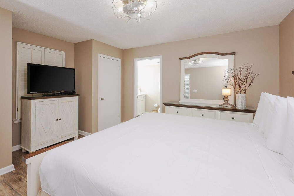 Phoenix East 2 2074 2 Bedroom Condo
