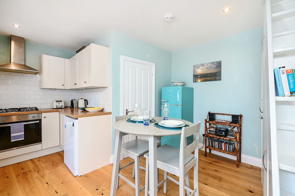Host Stay Blue Bolthole on Vicarage Lane view 4