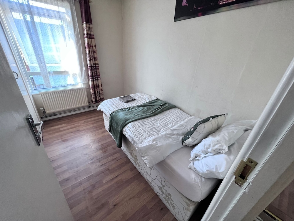 Beautiful 3-bed House in High Wycombe view 2