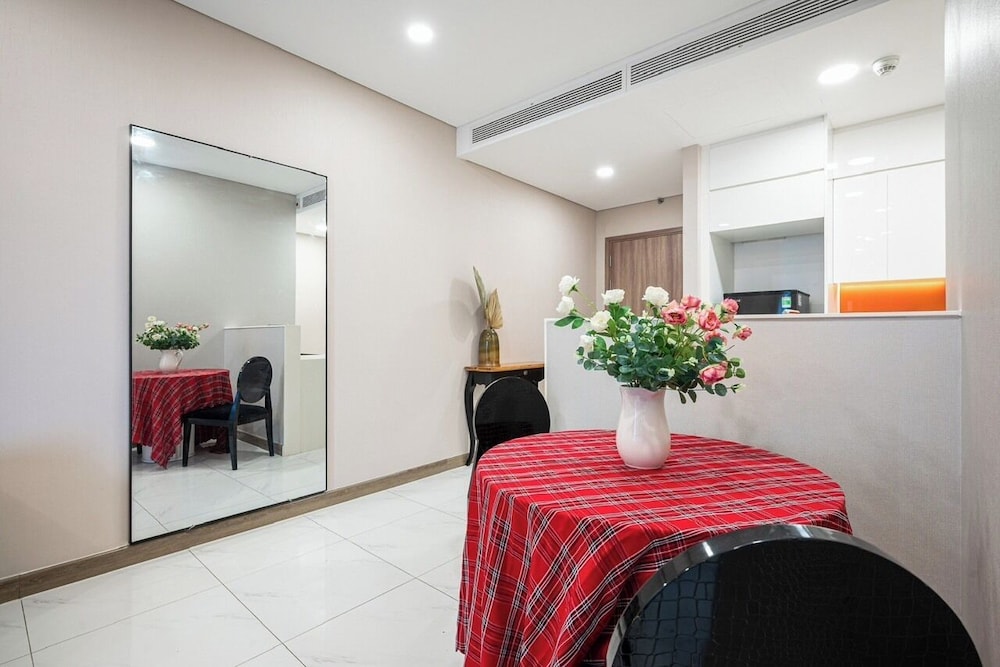 Luxury Sunwah Apartment near Landmark 81 - City View