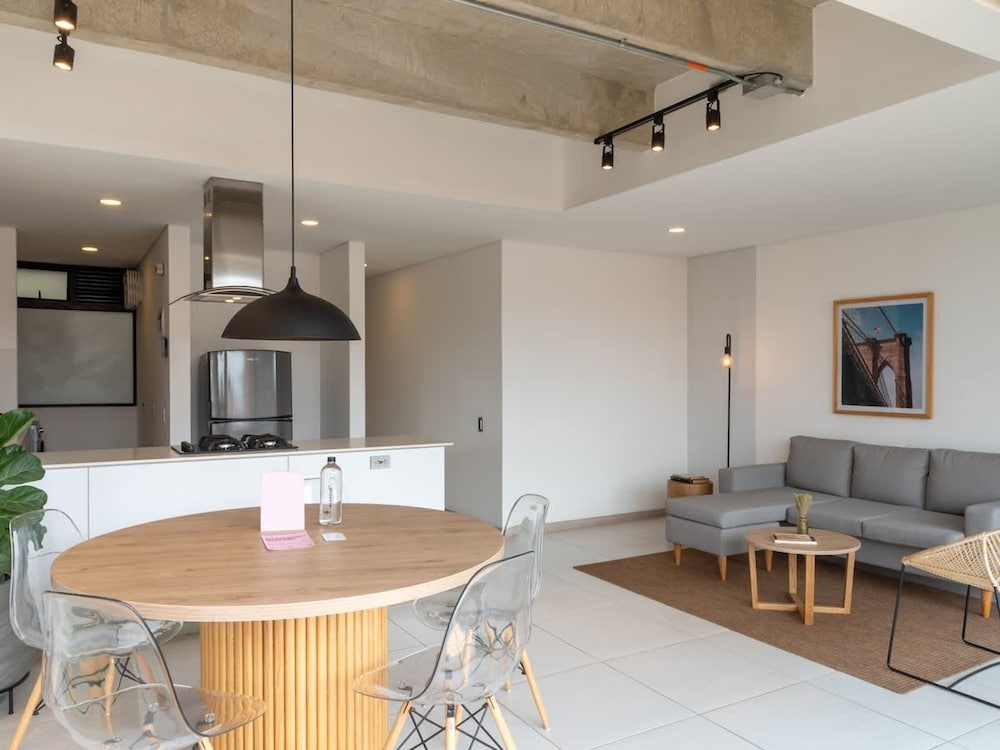 Lovely 3 BR w Balcony in Laureles Medellin