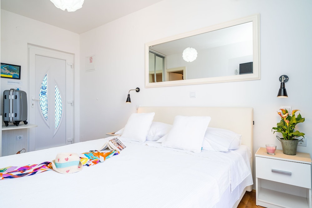 Jele Rooms