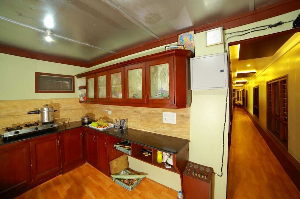 Cosy Houseboats
