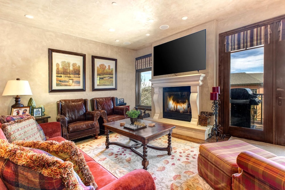 Vintage on the Strand 2 bedrooms Ski Out VIN-14 by KBM