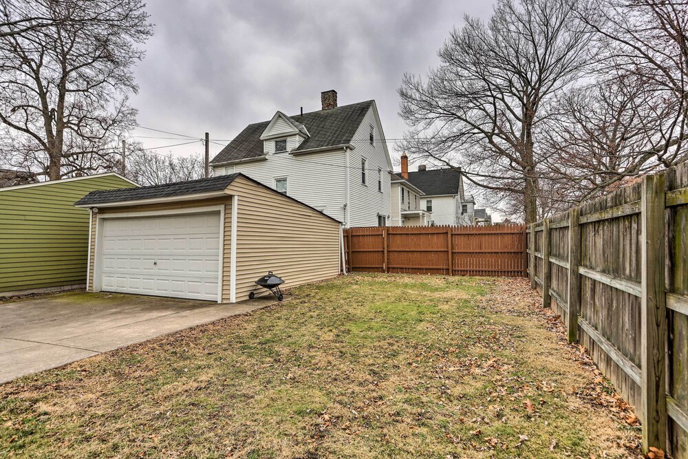 Lakewood Home w/ Yard ~ 8 Mi to Cleveland! view 3