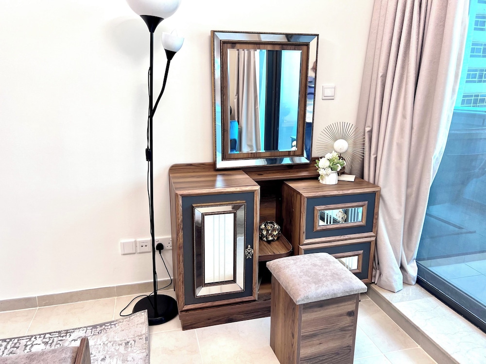 Cosmos Living 1 BR Suite Near Dubai Mari
