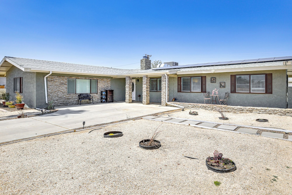 9 Mi to Joshua Tree NP: Yucca Valley Home w/ Pool