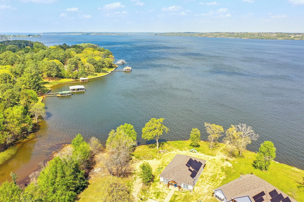 Lake Palestine Vacation Rental - Steps to Water!