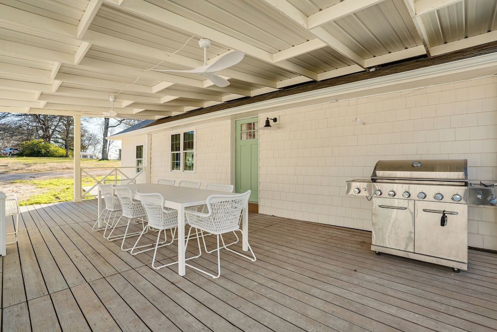 Walk to Lake Texoma: Kingston Retreat w/ Deck!